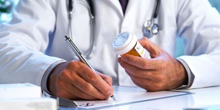 O médico prescribe medicamentos para o tratamento da osteocondrose